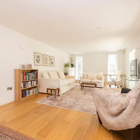 Stylish 3-bedroom 2-storey House With Patio And Balcony Near Princes Street アパート *