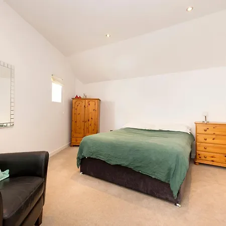 Apartment Stylish 3-bedroom 2-storey House With Patio And Balcony Near Princes Street