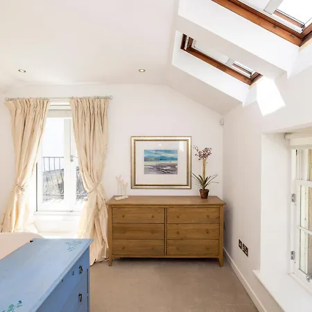 Apartment Stylish 3-bedroom 2-storey House With Patio And Balcony Near Princes Street