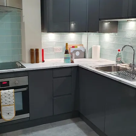 Beautiful Ground Floor Flat Near Haymarket 公寓 *