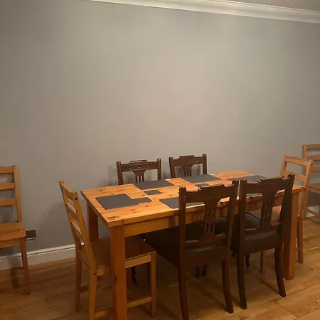 Lauriston 4 Bedroom 7 Beds Duplex דירה *