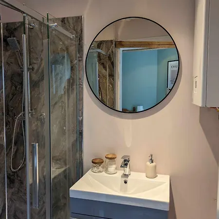 Lovely Modern One Bedroom Flat With Patio Area *