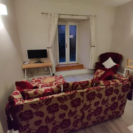 Lovely Modern One Bedroom Flat With Patio Area