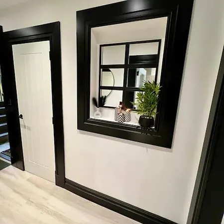 Contemporary Flat In Prime Centre *