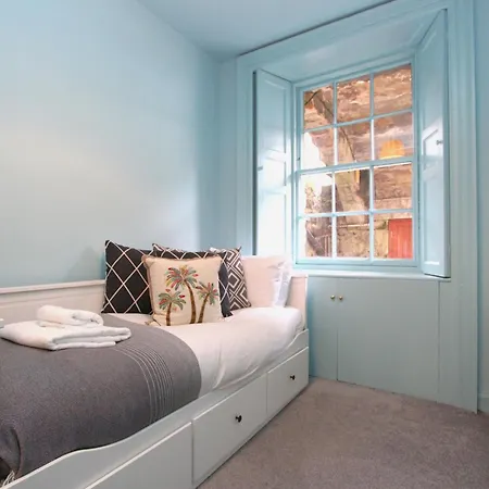 Centre New Town 2 Bedroom Flat شقة *