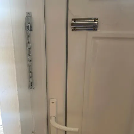 Habitación en casa particular One Bedroom In Spacious Bungalow, Free Parking & Private Entrance *