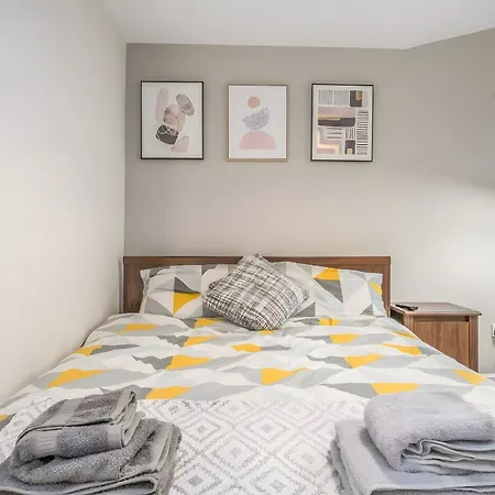 Spacious Studio Apt 2 - Very Central Location Edinburgh