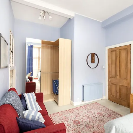 Apartment Charming 1-bedroom Getaway *