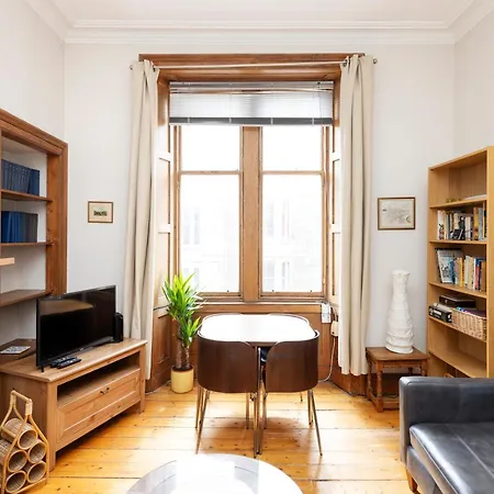 Apartment Charming 1-bedroom Getaway *