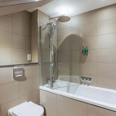 Dragon - Centre 2 Bed Daire *