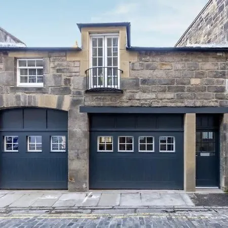 Dragon - Yukina - 2 Bed Centre House With Garden Holiday home Edinburgh