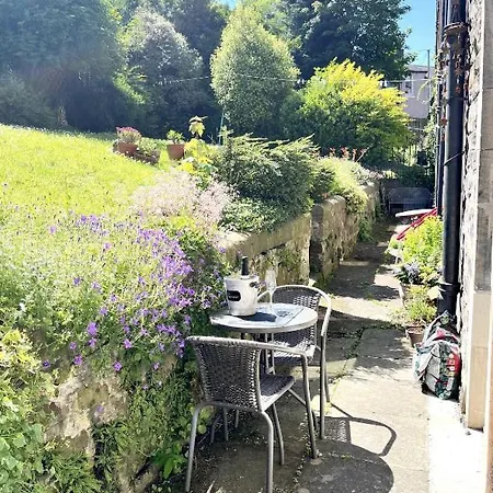Holyrood Park: Lush & Arty 2 Double Bed Flat *