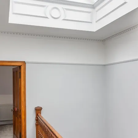 Beautiful & Bright Three Bedroom *