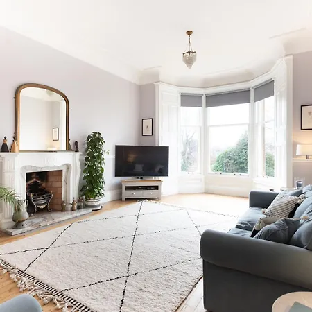 Beautiful & Bright Three Bedroom Apartamento