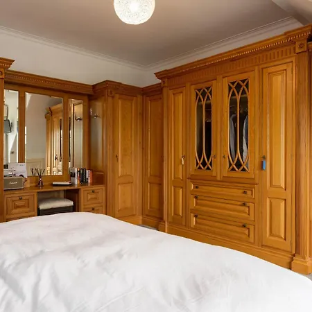 Beautiful & Bright Three Bedroom Apartamento