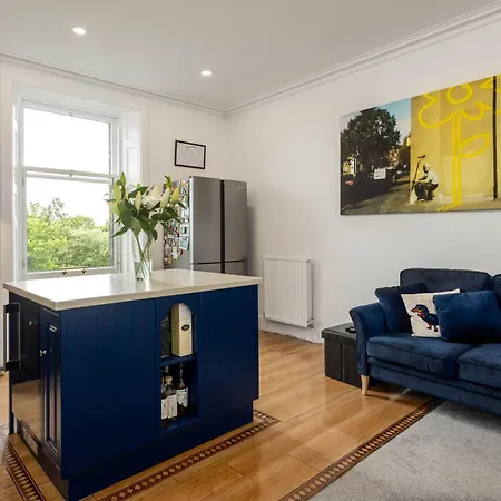 Beautiful & Bright Three Bedroom *
