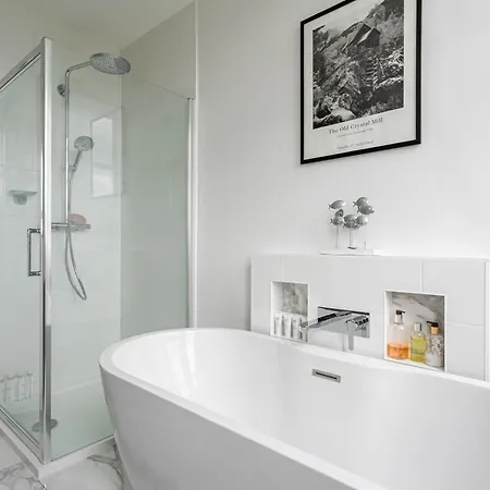 Beautiful & Bright Three Bedroom