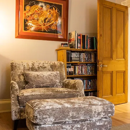 Spacious 2 Bedroom House Near The Meadows *