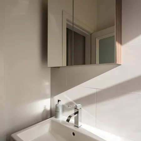 Gorgeous 4 Bed Right Beside The Meadows Apartment *