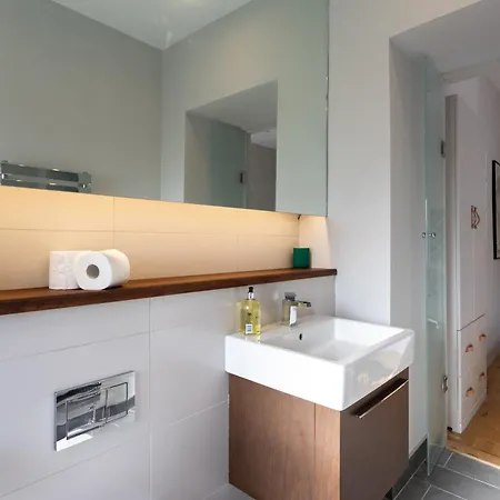 Gorgeous 4 Bed Right Beside The Meadows Apartment *