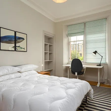 Apartment Gorgeous 4 Bed Right Beside The Meadows