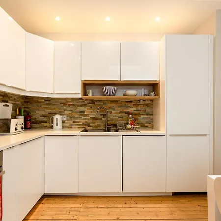 Gorgeous 4 Bed Right Beside The Meadows