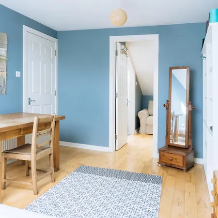 Stylish 3 Bedroom Near Hollyrood Park