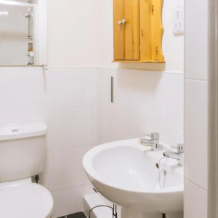 Stylish 3 Bedroom Near Hollyrood Park