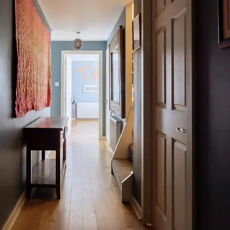 Stylish 3 Bedroom Near Hollyrood Park *