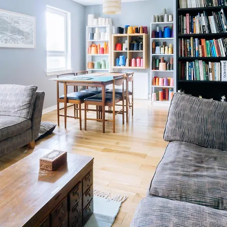 Stylish 3 Bedroom Near Hollyrood Park