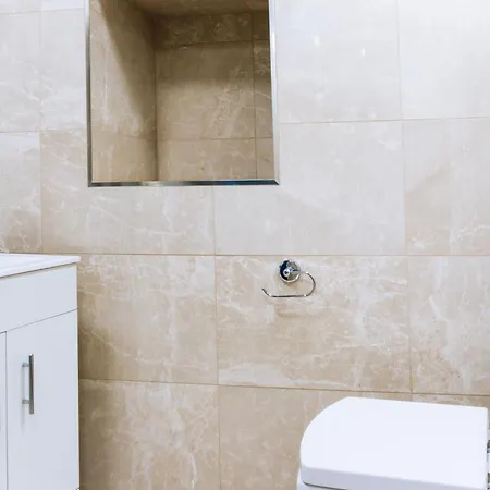 شقة Homely 3 Bedroom In The Heart Of