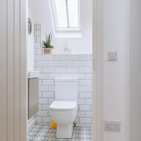 Apartment & Modern 2bd Flat - *