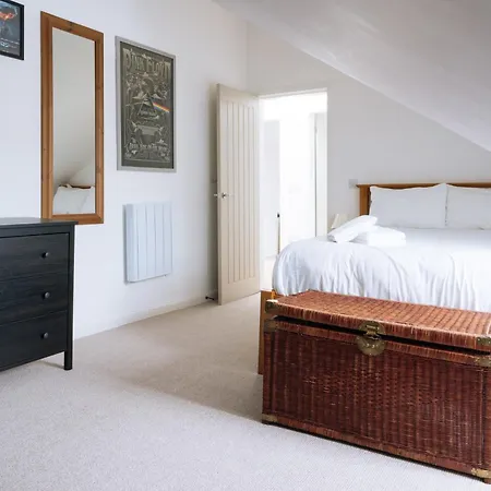 & Modern 2bd Flat - * Edinburgh