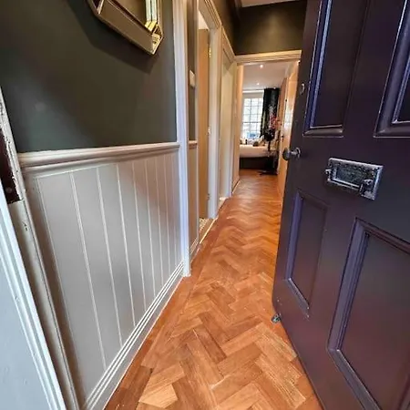 16th Century Courtyard On The Royal Mile *