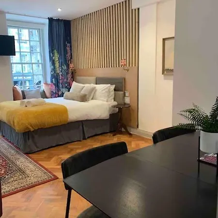 16th Century Courtyard On The Royal Mile דירה אדינבורו