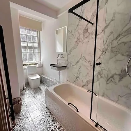 16th Century Courtyard On The Royal Mile דירה אדינבורו