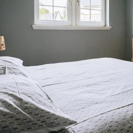 Snug & Serene 2bd Flat - Roseburn 에든버러