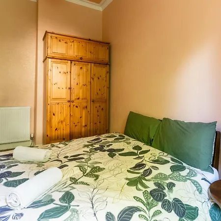 Palm Tree Apartment- Period With Cat