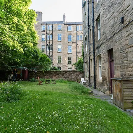 Palm Tree Apartment- Period With Cat *