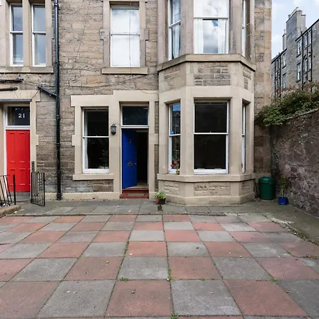 Palm Tree Apartment- Period With Cat