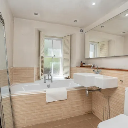 The Old School In Dean Village Apartment *