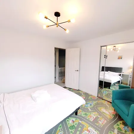 Modern And Spacious Double&king Bedrooms Both With Private Bathrooms *