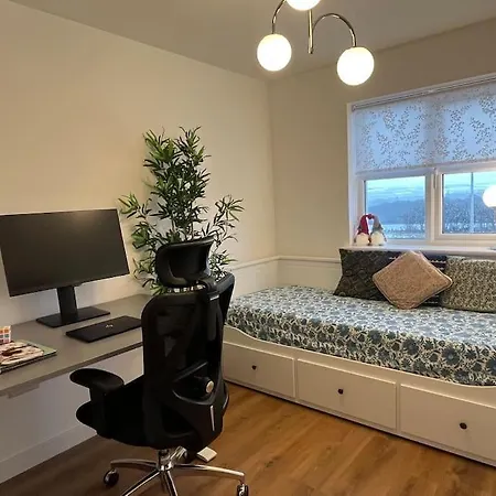 Modern And Spacious With Large Garden 別荘 *