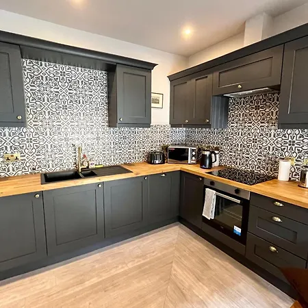 Boutique Castle View 3 Bedroom Apartment