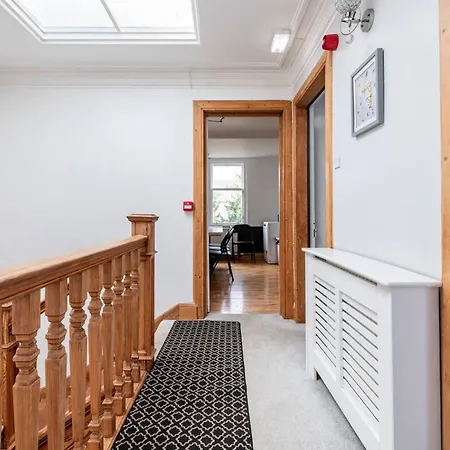 Luxury Victorian 5 Bedroom By Lady Road Apartmán