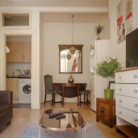 Bright And Airy Apartment Edinburgh