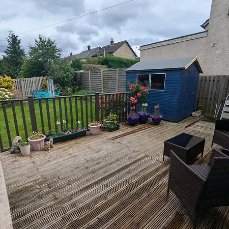 Single With Beautiful Garden *