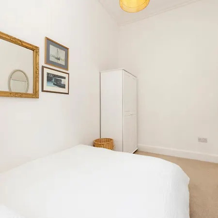 Elegant Stockbridge 2-bedroom - Ground Floor Edinburgh