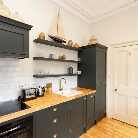 Elegant Stockbridge 2-bedroom - Ground Floor