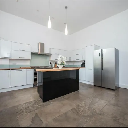 Elegant Flat In Meadows Edinburgh